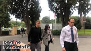 Kako piše gazzetta, u vilu koja se nalazi u naselju casal palocco, provaljeno je u trenutku kada su bile prisutne i edinova supruga amra, ali i dvije djevojčice, kćerke una i sofija. Edin Dzeko Injured Will Miss Qualifying Matches Against Finland And Greece Video Sarajevo Times