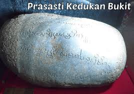 The inscription is written in pallava letter in old malay, dated 606 saka (23 march 684 ce) mentioning. Nombor 0 Ciptaan Agung Manusia Yang Sebenarnya Dicipta Orang Melayu Ajar