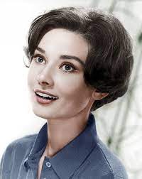 Chi lo ha reso iconico è stata, negli anni '50, audrey hepburn in vacanze romane: Donne Dello Spettacolo Che Sfoggiano Con Orgoglio I Loro Capelli Corti 10 Foto Da Cui Trarre Spunto Guardachevideo It
