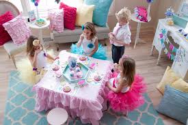 Kami kongsikan dekorasi bilik tidur anak perempuan dengan tema pink atau merah jambu. 15 Dekorasi Kamar Anak Perempuan Layaknya Putri Negeri Dongeng