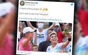 The american doubles star basks in milestone roland garros run. Swiatek I Mattek Sands Robia Show Po Meczu Kibice Wniebowzieci Wideo Tenis Sport Pl