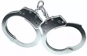 Can a belt be used as a handcuffs? How Many Sets Of Handcuffs Does A Policeperson Usually Have On Them And What Do They Do If They Run Out Quora