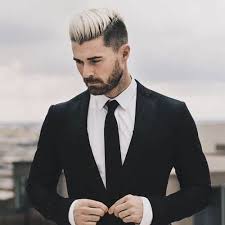 Cambiare colore di capelli per un uomo può non essere così scontato e tingere di biondo dei capelli castano scuro (ma anche di nero dei capelli biondi) è . Biondo Platino Capelli E Barba In Vetta Nelle Tendenze Uomo Capellistyle