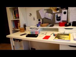 Ein übersichtlicher schreibtisch ohne krimskrams und papierberge ist wichtig für konzentriertes papierstapel und krimskrams auf dem schreibtisch sorgen für chaos. Schreibtisch Aufraumen Leicht Gemacht Youtube