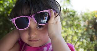 Pandangan mata yang seolah ingin mencengkram tubuhnya. Bagaimana Cermin Mata Permainan Yang Comel Merosakkan Penglihatan Anak Anda