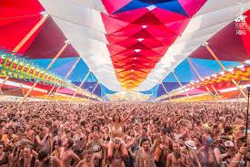 Es bietet neben musik, malerei, skulpturen, vorträgen, workshops, yogasessions und meditation vieles. Boom More Than A Music Festival Festivall