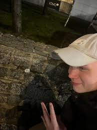 znaleziony kamyk 84-120 w warszawie przy przystanku centrum 15, jakby nie  patrzeć początek nowego dnia. wezmę w drogę a za jakiś czas znów go gdzieś  podrzucę #kamyczki #kamyczkowelove