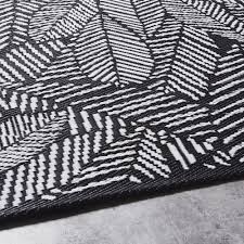 Outdoor Teppich Schwarz Bedruckt Mit Weissen Blattmotiven 180x270 Kiganja Maisons Du Monde Outdoor Teppich Schwarzer Teppich Teppich