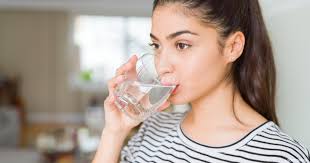 9 علامات تخبرك بأن جسمك يفتقد الماء سوبر ماما