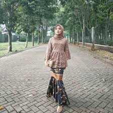 Informasi Tips Dan Foto Aneka Baju Kebaya Modern Terbaru Yang Lagi Trends Model Pakaian Remaja Wanita Model Pakaian Pakaian Wanita