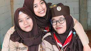Topi pramuka putri yang dulu topi dari bambu sekarang di ganti menjadi topi boni. Seragam Pramuka Pembina Putri Sesuai Aturan Kwarnas