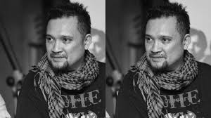 Baron dikenal sebagai salah satu sebelum gigi, baron pernah menggawangi badai, band yang ia bentuk bersama andi /rif (vokal), iwan (bass), abi (gitar), ade (drum), dan dwi (keyboard). Bw09a0q3vsyp M