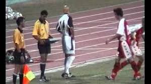 Find the perfect fabien barthez stock photos and editorial news pictures from getty images. Fabian Barthez Of Manchester United As An Outfield Player In A Friendly Match In Singapore In 2001 Youtube