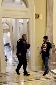 Capitol police officer hailed hero during riot accompanies kamala harris at inauguration. Amid Cacophony Since Capitol Siege Key Officer Stays Silent Taiwan News 2021 01 15
