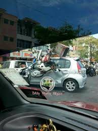 Kalau nak sempat untuk raya ni order cepat. Gambar Penghantar Piza Cedera Motor Tersangkut Atas Kereta