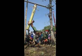 Maybe you would like to learn more about one of these? Peringati Hut Ri Ke 70 Warga Desa Ringin Putih Ponorogo Gelar Lomba Panjat Pohon Pisang Bangsa Online Cepat Lugas Dan Akurat