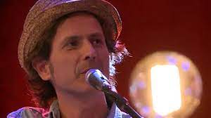 En marzo de 2004 publica, también con universal, canciones para llevar, cuyos temas habían sido compuestos casi en su totalidad en madrid el año anterior y grabados en los estudios circo beat, acompañado por matías sorokin (guitarra y coros), diego olivero (teclado), marcelo novati (batería) y matías eisenstaedt (bajo y coros). Sin Estribos Coti Sorokin Parte 1 Youtube