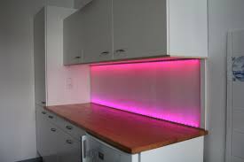 Kuchenspiegel Aus Weissen Plexiglas Mit Led Leiste Hinterlegt Es Wurde Eine Hohe Lichtdurchlassigkeit Gewahlt Damit Die Led Kuchenspiegel Plexiglas Weiss Kuche