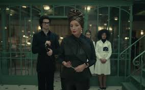 House of baroness fashion designer, в титрах не указана. Cruella Who Plays The Baroness Assistant Jeffrey Actor Explored