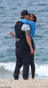 Joel kinnaman and kelly gale are such a picture perfect couple! Kelly Gale Und Joel Kinnaman Pack Auf Dem Pda Beim Gehen Rettungshunde In Los Angeles Aktuelle Boulevard Nachrichten Und Fotogalerien Zu Stars Sternchen