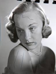 Celia Manzano, de frente con blusa de escote, collar y aretes de pedreria,  retrato