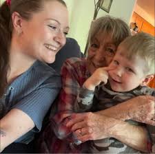 HELP POLICE AND FAMILY TO LOCATE THIS LOST FEMALE... . See below reposted  here.👇