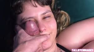 Frotando la polla de estudiante universitario con mi cara en su dormitorio  ♡ (teaser)