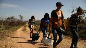 Los miembros de la guardia nacional venezolana permanecen de pie mientras los neumáticos en llamas ruedan hacia ellos, en la frontera. Venezuela Reabre Sus Fronteras Con Brasil Y Aruba Cerradas Desde Febrero Las Noticias Y Analisis Mas Importantes En America Latina Dw 10 05 2019