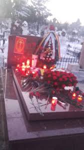 Securistii, sefii de gostat, vanzatoarele,doctorii(unii dintre ei si cei care se 'descurcau adica furau ca sa spunem pe sleau. Galerie Foto Ode Si Regrete Printre Selfie Uri La Mormantul Lui Nicolae Ceausescu Il RegretÄƒm Pe Nea Nicu Astia De Azi AleargÄƒ DupÄƒ Ciolan