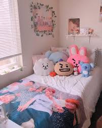Ada beberapa tips yang bisa anda aplikasikan pada kamar tidur rumah maupun kamar tidur kost agar suasananya sesuai dengan keinginan. 8 Dekorasi Kamar Tidur Khusus Buat Pecinta Bts Army Wajib Masuk Rumah123 Com