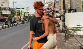 He and his girlfriend, clara berry, are expecting their first baby. Kj Apa Biography Photos Family Affairs Girlfriend Facts Weight And Height 2021