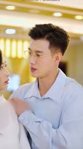 La Abuela Adicta a los Minidramas: ¡Vio Tantos que Terminó Persiguiendo a  su Nieta Política en la Vida Real!”