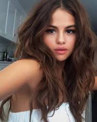 Mas De 160 Estilos De Selena Gomez Que Te Encantaran Dressfitme Dressfitme Encantaran 2020 Bohem Sac Modelleri Sac Rengi Sac Ve Makyaj