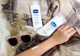 Pelembab satu ini diformulasikan untuk pria dengan segala jenis kulit mulai dari normal, kering, hingga berminyak. Review Vaseline Advanced Strength Untuk Memperbaiki Kulit Kering Pergidulu Com
