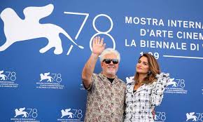 Parallele mütter (originaltitel madres paralelas) ist ein spielfilm von pedro almodóvar aus dem jahr 2021. Pedro Almodovar Recibe Ovacion De Nueve Minutos En El Festival De Venecia Por Madres Paralelas