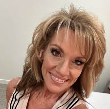 Hey friends! 🌟 I'm feeling the holiday spirit and want to share a little  love this December. I'll be choosing ONE amazing lady who leaves a ❤️