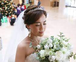 ティアラをつけた可愛いブライダルヘアスタイルまとめ marry マリー ウエディング ティアラ ウェディングドレス 花嫁 ヘアスタイル