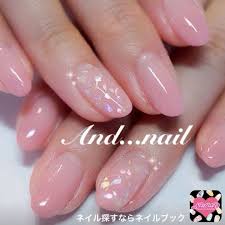 男ウケも抜群 巷のモテ女は指先に桜貝ネイルの華やぎをまとっています ネイル ピンク グラデーション ネイルのアイデア ネイル シンプル ピンク