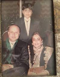 నటి, రాజకీయ నాయుకురాలైన కిరణ్ ఖేర్ (అనుపమ్ ఖేర్ భార్య) క్యాన్సర్‌తొ బాధపడుతున్నారు. Anupam Kher Misses Wife Kirron Kher On Her 65th Birthday You Re In Chandigarh Will Meet You Soon