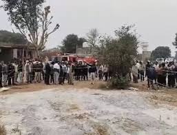  नर्सरी अकादमी  में 18 घंटे से फंसी तीन साल की  चूतनि को बचाने का प्रयास जारी - Azad  Sipahi