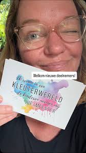 Stel je voor dat je een kleuter bent. En stel je voor dat je speelt bij de  zandtafel. In het zand vind je ineens een steen, een mooie gladde. Wauw! Op  die