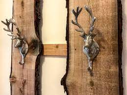 Insektenhotel aus baumstamm selber bauen. Diy Garderobe Selber Bauen Tutorial Mit Altholz Mit Baumkante Und Baumrinde