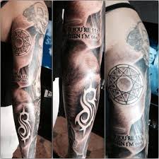 Slipknot is an american heavy metal band from des moines, iowa.the band was founded in 1995 by vocalist anders colsefni, guitarists donnie steele and josh brainard, bassist paul gray, drummer joey jordison and percussionist shawn clown crahan, who released the group's first demo mate. Slipknot Slipknot Tattoo Movie Tattoo Tattoos