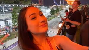 Al Lamar Alyssa, 7 Potret Ekspresi Laura Moane Saat Liburan Nonton F1 di  Disorot