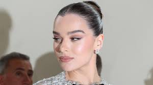 Jonathan Bailey Reacts To The Internet Loving His 'Slutty Little Glasses'  In Jurassic World Rebirth, And And I'm Obsessed With His Cheeky Little  Response