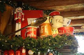 Savoir ce que fait le père noël chaque jour est un privilège, vous allez visiter sa cuisine, sa chambre, son atelier de fabrication de jouets. La Grande Boutique Du Hameau Du Pere Noel