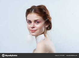 Hübsche Frau nackte Schultern helles Make-up Nahaufnahme Glamour –  Stockfoto © ShotStudio 514742388