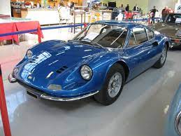 A quel tempo la casa di maranello utilizzava il marchio ferrari solo per identificare le vetture con motorizzazione v12, mentre per vetture con propulsori più piccoli veniva utilizzato il nome del figlio di enzo ferrari, dino, prematuramente scomparso. Dino 246 Wikipedia