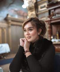 Nik zaris nelydia binti nik sen (30 temmuz 1994 doğumlu), daha çok sahne adı nelydia senrose ile tanınan malezyalı bir aktris. Mana Tumpahnya Kuah Kalau Tak Ke Nasi Aura Kecantikan Uqasha Nelydia Senrose Diwarisi Dari Ibu Yang Sama Cantik Media Hiburan