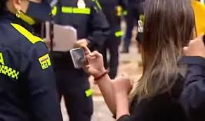 Además, la policia adoptará uniforme azul, alineándose a estándares internacionales de cuerpos de policía, reforzando su naturaleza civil, un color que transmite empatía, cortesía. Xp4nsbwf1ls7zm
